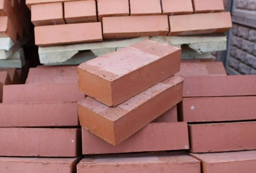 blog/servis/stroyka/krasnyj-kirpich-vybor-vechnosti-polnoe-rukovodstvo-po-pokupke-i-primeneniyu-v-sovremennom-stroitelstve